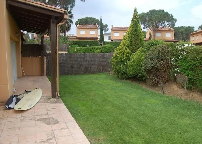 Casa con piscina a menos de 1 min de la playa. AA
